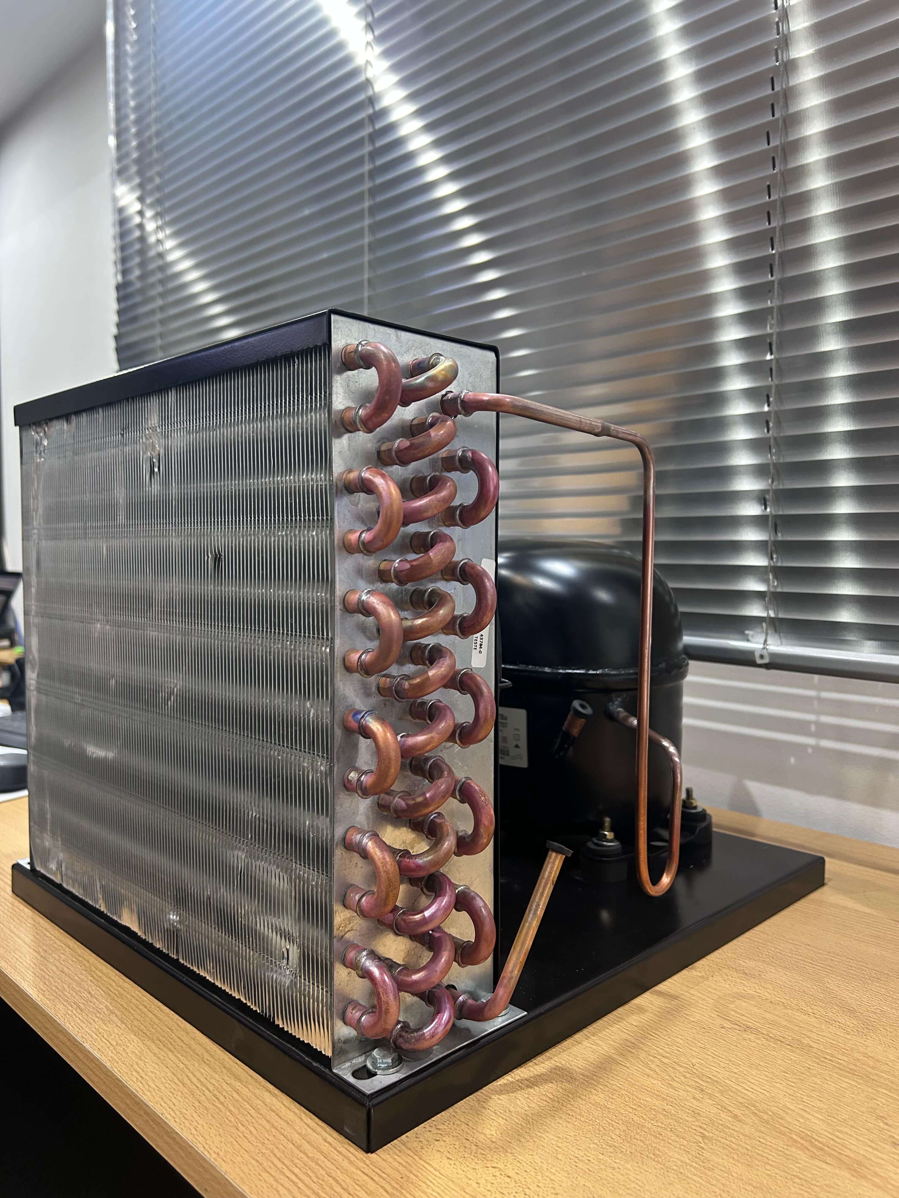 Condensador de tubo de cobre y aletas de aluminio de una unidad ensamblada por HyAR